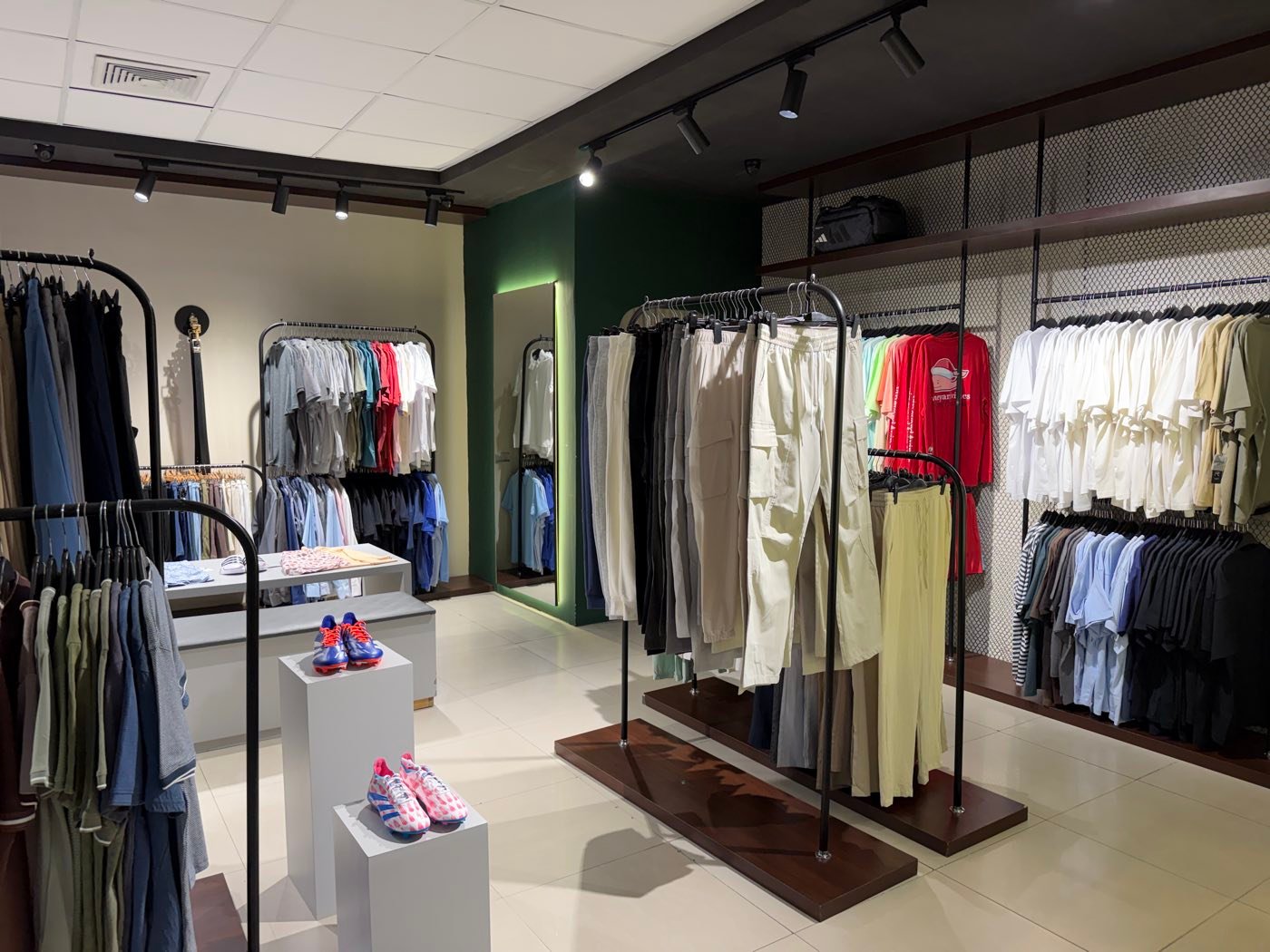 Exhibición de calzado y ropa para hombre en 4men Doral Center Mall