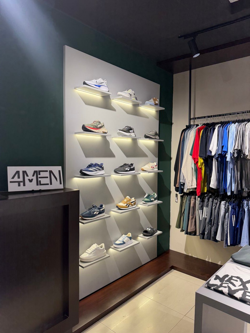 Interior de la tienda 4men en Doral Center Mall, Maracaibo