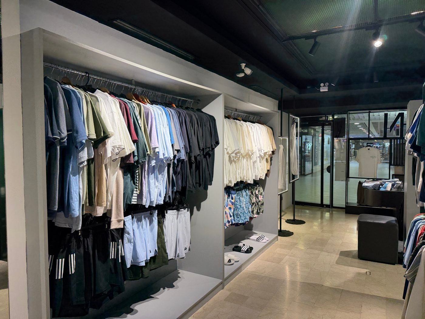 Prendas de ropa para hombre en exhibición dentro de 4men Lago Mall